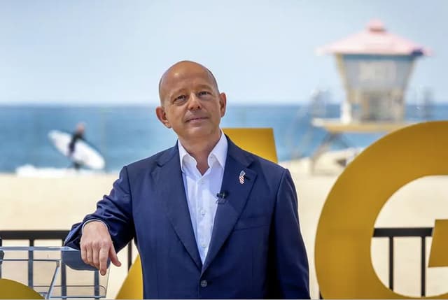 CA Governor's race poll has former Fox News host leading